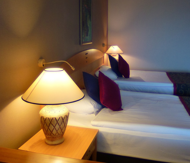 Hotel Room Beds Photo: Rainer Sturm / pixelio.de