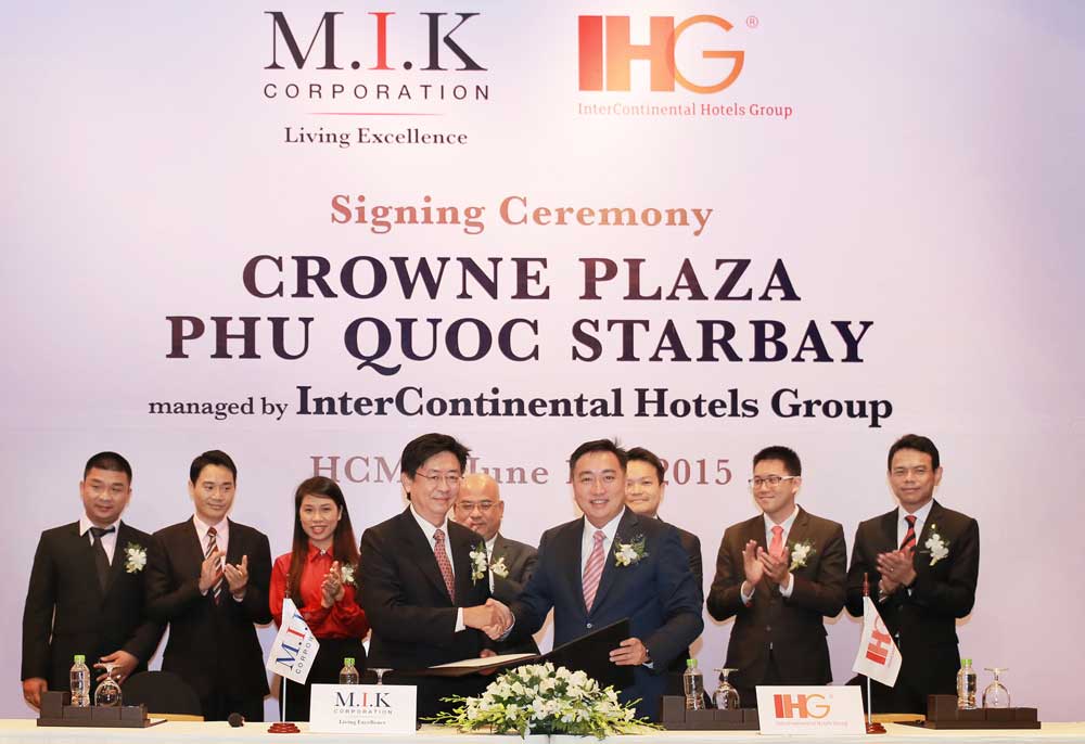 Crowne-Plaza-Phu-Quoc-Starbay-Signing