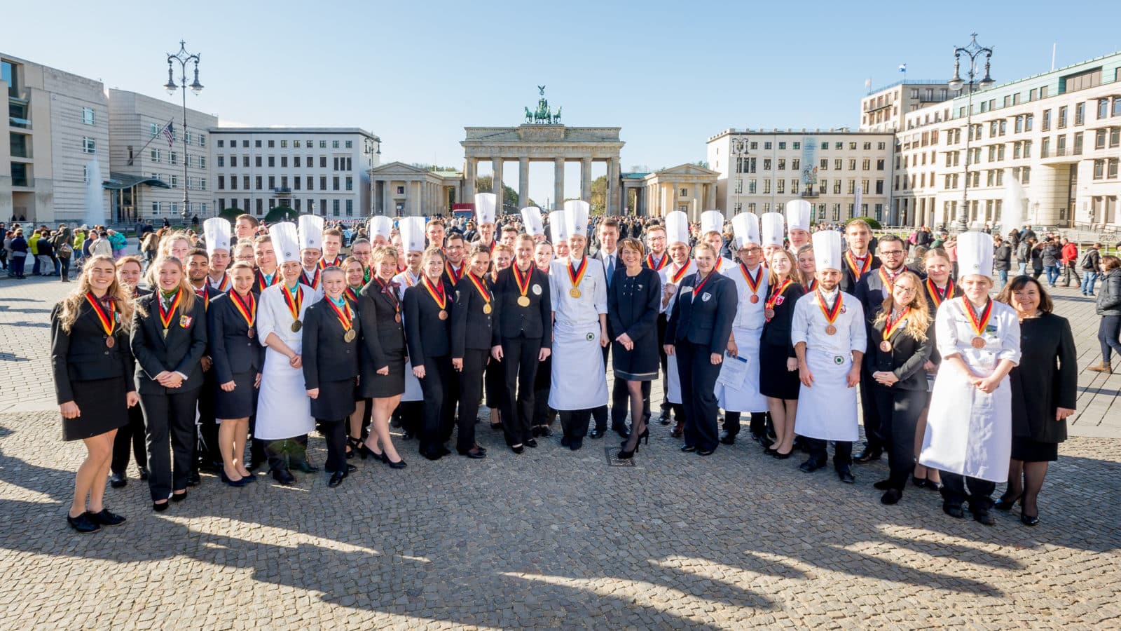 Ein Wettbewerb mit Leuchtkraft. Alle 48 Nachwuchsstars zusammen mit Elke Büdenbender, Guido Zöllick (Mitte) und Wettkampfleiterin Eva-Maria Rühle (ganz rechts) im Herzen Berlins. (Foto: Dehoga/Svea Pietschmann)