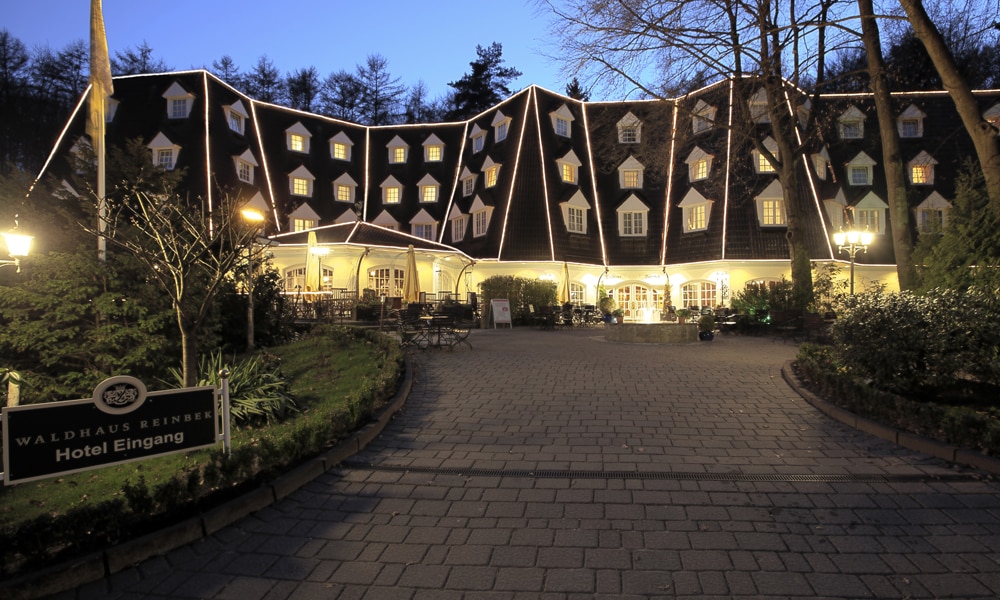 Waldhaus Reinbek - Fassade bei Nacht